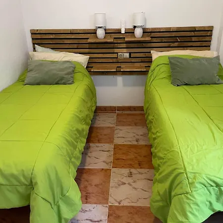 Top-floor 2br With Private Solarium & Mountain View's Apartamento